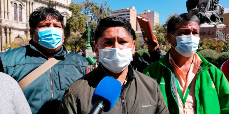 El presidente de la Adepcoca de La Paz, Armin Lluta, brinda declaraciones a los medios. Foto: ERBOL