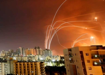Cohetes palestinos estallan en el cielo interceptados por el sistema israelí de defensa. Foto: Reuters