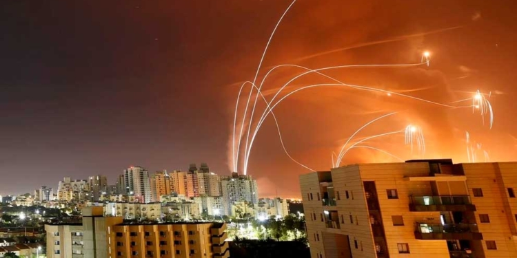 Cohetes palestinos estallan en el cielo interceptados por el sistema israelí de defensa. Foto: Reuters