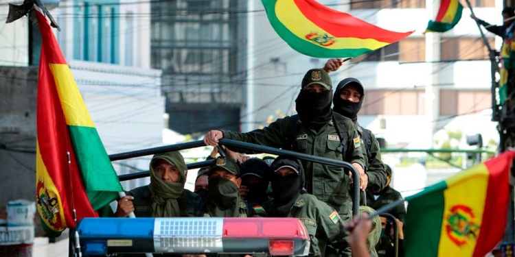 Policías con banderas en las patrullas (Reuters)