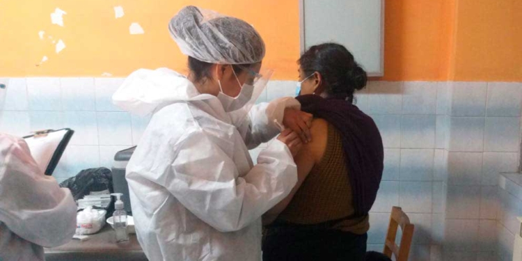 Vacunación Hospital Juan XXIII | Foto: SEDES La Paz