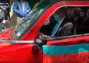 Iván Arias en un auto electrico marca Quantum | Foto: AMN