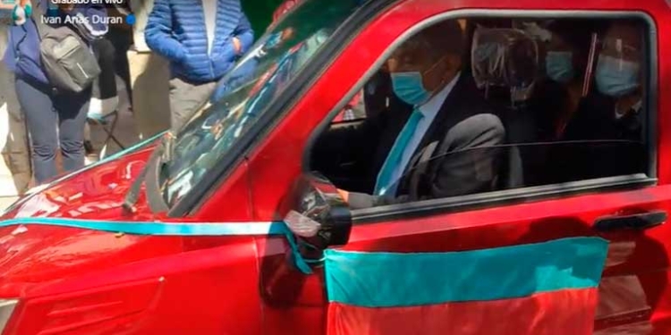 Iván Arias en un auto electrico marca Quantum | Foto: AMN