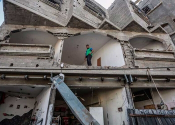 Un palestino en un edificio destruido por los bombardeos de Israel contra la Franja de Gaza - Mohammed Talatene/dpa