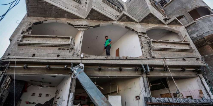Un palestino en un edificio destruido por los bombardeos de Israel contra la Franja de Gaza - Mohammed Talatene/dpa