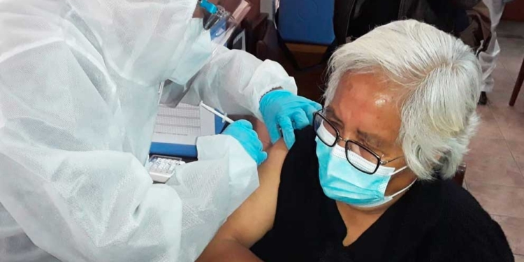 Vacunación masiva en el Punto de la Facultad de Medicina de la UMSA