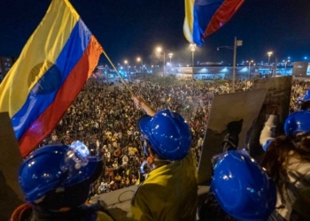 Manifestación durante el paro nacional indefinido contra el Gobierno en Colombia - VIZZOR IMAGE