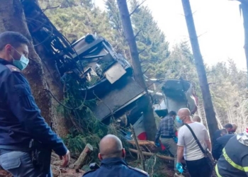Emergencias trabaja en el lugar del accidente / Handout (Getty Images)