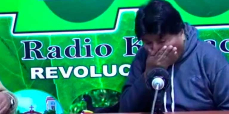 Evo resfriado y sin barbijo da entrevista de una hora en radio