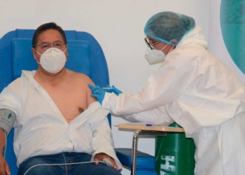 Luis Arce recibió primera dosis de la vacuna contra el COVID-19 | Foto: ABI