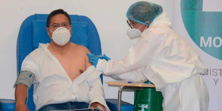 Luis Arce recibió primera dosis de la vacuna contra el COVID-19 | Foto: ABI