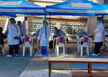 Punto de vacunación en La Paz, Hospital Juan XXIII lleva adelante la vacunación masiva a personas mayores de 50 años siguiendo los protocolos determinados