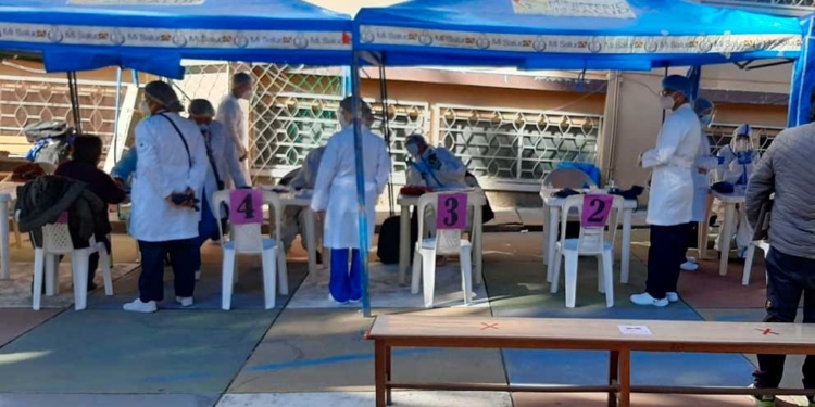 Punto de vacunación en La Paz, Hospital Juan XXIII lleva adelante la vacunación masiva a personas mayores de 50 años siguiendo los protocolos determinados