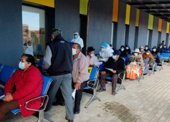 Personas mayores de 60 años acuden a la vacunación | Foto: SEDES La Paz