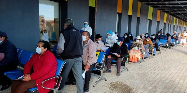 Personas mayores de 60 años acuden a la vacunación | Foto: SEDES La Paz