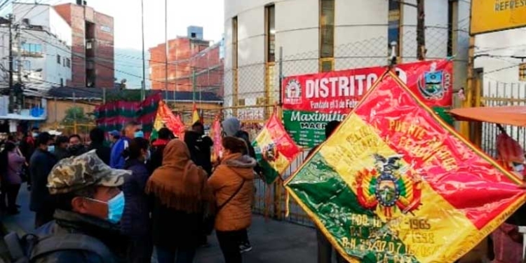 Dirigentes vecinales tomaron este miércoles las instalaciones de la Subalcaldía Max Paredes, de la ciudad de La Paz