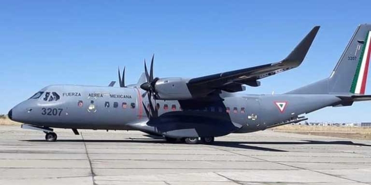 Una aeronave de la Fuerza Aérea Mexicana arribó al aeropuerto de El Alto con 150 mil dosis de la vacuna AstraZeneca | Foto: RRSS