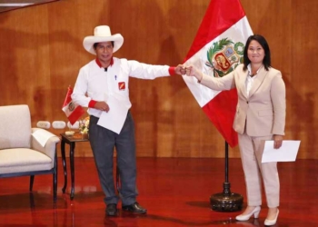 Imagen de archivo de los candidatos Pedro Castillo (i), del partido Perú Libre, y Keiko Fujimori (d), del Fuerza Popular. Foto: EFE
