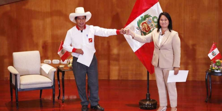 Imagen de archivo de los candidatos Pedro Castillo (i), del partido Perú Libre, y Keiko Fujimori (d), del Fuerza Popular. Foto: EFE