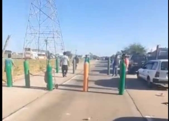 Familiares de pacientes con COVID-19 bloquean y exigen dotación de oxígeno medicinal