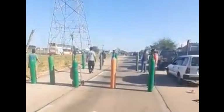 Familiares de pacientes con COVID-19 bloquean y exigen dotación de oxígeno medicinal