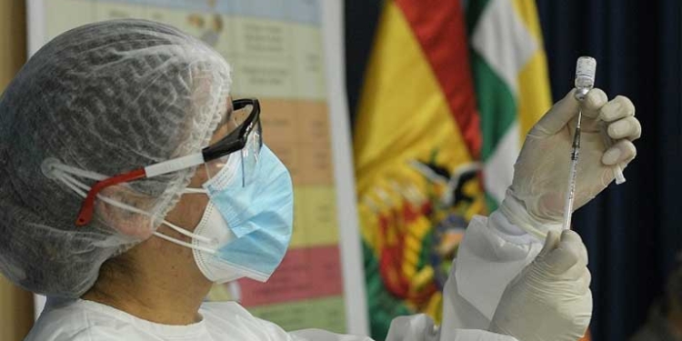 Gobierno prevé vacunación de personas mayores de 18 años desde agosto