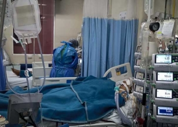 Imágenes de un grupo de trabajadores de la salud en la unidad de cuidados intensivos del Hospital Pedro Ernesto State, al norte de la ciudad de Río de Janeiro, Brasil, el 23 de junio de 2021. (Fabio Teixeira - Agencia Anadolu)