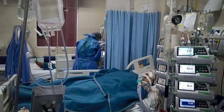 Imágenes de un grupo de trabajadores de la salud en la unidad de cuidados intensivos del Hospital Pedro Ernesto State, al norte de la ciudad de Río de Janeiro, Brasil, el 23 de junio de 2021. (Fabio Teixeira - Agencia Anadolu)