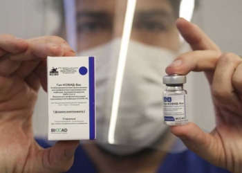 Un trabajador sanitario de Argentina enseña muestras de la vacuna contra el coronavirus Sputnik V, desarrollada en Rusia, en enero de 2021 - Alan Monzon/ZUMA Wire/dpa - Archivo
