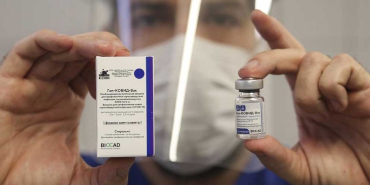 Un trabajador sanitario de Argentina enseña muestras de la vacuna contra el coronavirus Sputnik V, desarrollada en Rusia, en enero de 2021 - Alan Monzon/ZUMA Wire/dpa - Archivo