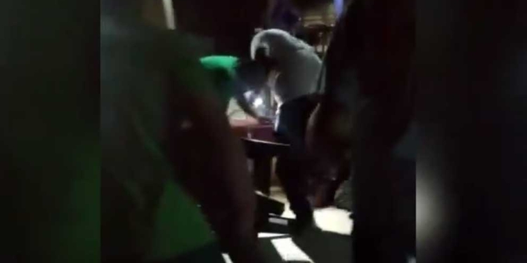 Instante en que la mujer es reducida por efectivos de la Policía y vecinos.