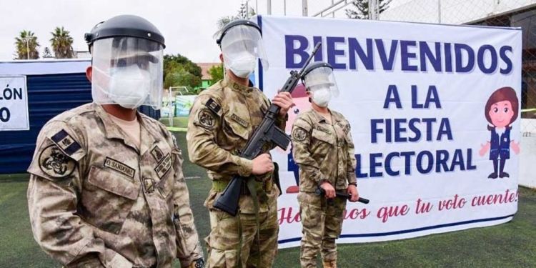 Personal militar durante las elecciones presidenciales en Perú - ONPE PERÚ