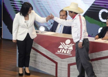 Los candidatos presidenciales Keiko Fujimori, de Fuerza Popular, y Pedro Castillo, de Perú Libre, en un debate electoral celebrado en Arequipa, en el sur del país. - SEBASTIAN CASTAÑEDA - POOL/GETTY IMAGES)