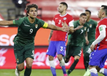 Marcelo Moreno Martins el goleador de la selección boliviana de fútbol celebra el tanto del empate ante Chile. | Foto: AFP