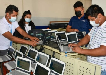Equipo técnico del municipio de Yacuiba actualiza computadoras para uso de Moodle