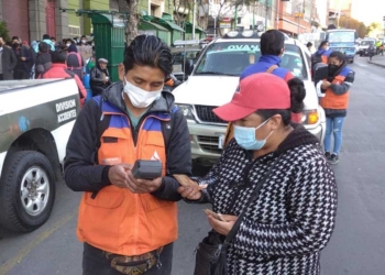 Personal de Univida vendiendo seguros SOAT en las calles | Foto:  Yuri Flores