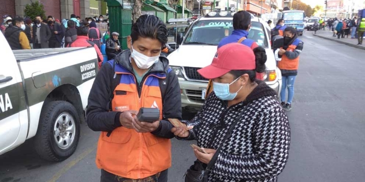 Personal de Univida vendiendo seguros SOAT en las calles | Foto:  Yuri Flores