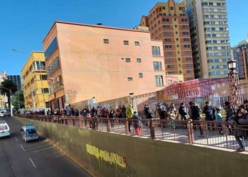 Largas filas para recibir vacuna en La Paz | Foto: RRSS