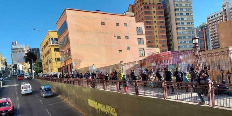 Largas filas para recibir vacuna en La Paz | Foto: RRSS
