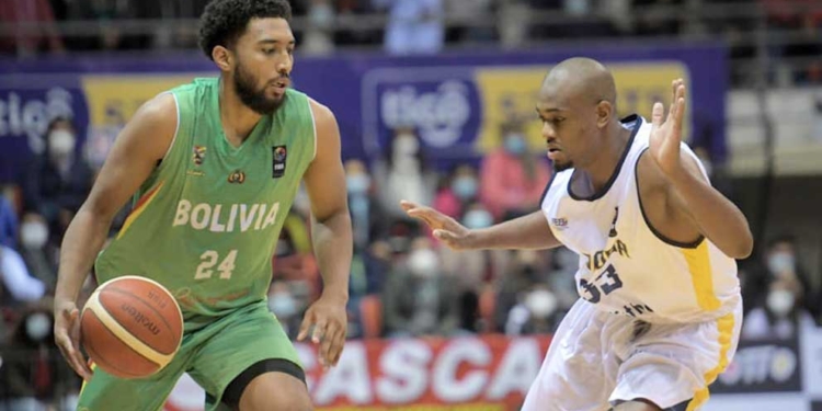 Joshua Reaves con el balón
