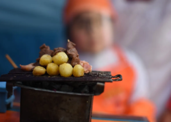 “Corazones de Max Paredes”, la feria de anticuchos y sándwich de chola