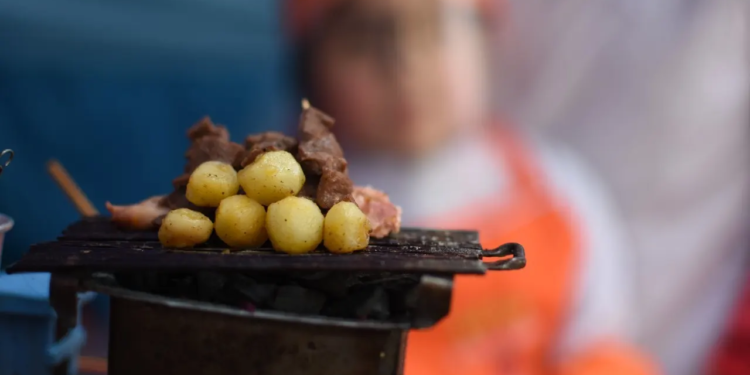 “Corazones de Max Paredes”, la feria de anticuchos y sándwich de chola