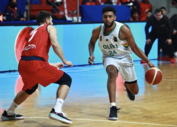 El boliviano Josh Reaves fue la figura de la selección, pero no pudo impedir el abultado score final.