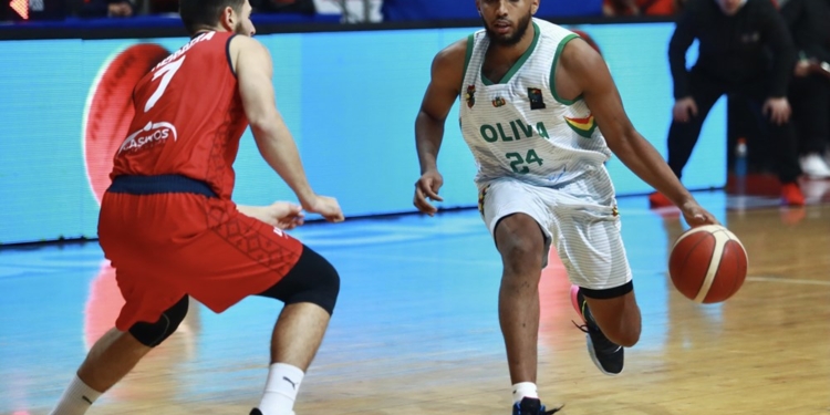 El boliviano Josh Reaves fue la figura de la selección, pero no pudo impedir el abultado score final.