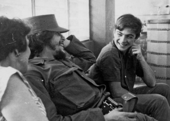 Martín Guevara con el "Che" y su abuela Celia en Cuba | Foto: Cadena 3