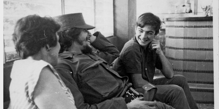 Martín Guevara con el "Che" y su abuela Celia en Cuba | Foto: Cadena 3