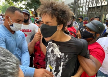 Policías en ropas de civil detienen a un manifestante contra el gobierno en La Habana, Cuba, el 11 de julio de 2021. | Foto: Reuters