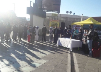 Inicia la vacunación masiva en la plaza Camacho.