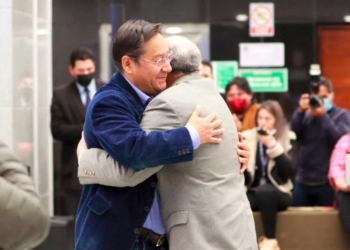El embajador de Cuba, Danilo Sánchez, abraza al presidente Luis Arce hoy, en el acto de homenaje al 68 aniversario del asalto a los cuarteles Moncada y Carlos Manuel de Céspedes