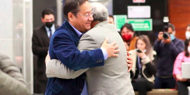 El embajador de Cuba, Danilo Sánchez, abraza al presidente Luis Arce hoy, en el acto de homenaje al 68 aniversario del asalto a los cuarteles Moncada y Carlos Manuel de Céspedes